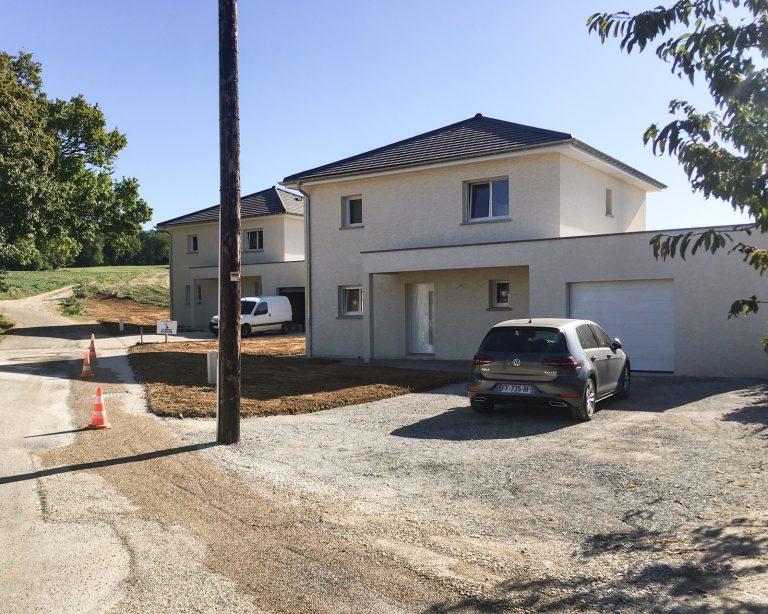 Construction de maisons individuelles par Seguin maitrise d'œuvre, vue des facades avant.