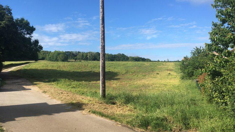 Vue d'un champs avant construction de maisons individuelles par Seguin maitrise d'œuvre.