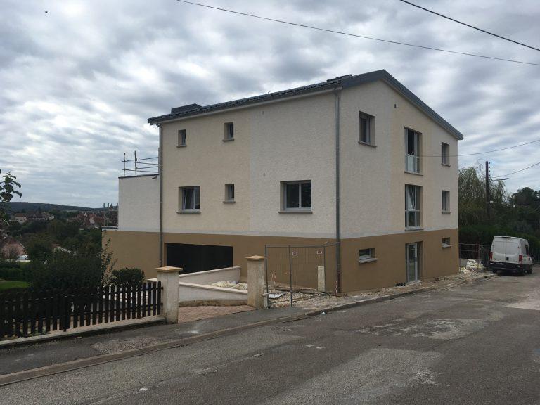 Vue de la face avant d'un immeuble de 5 logements construits par Seguin maitrise d'œuvre.