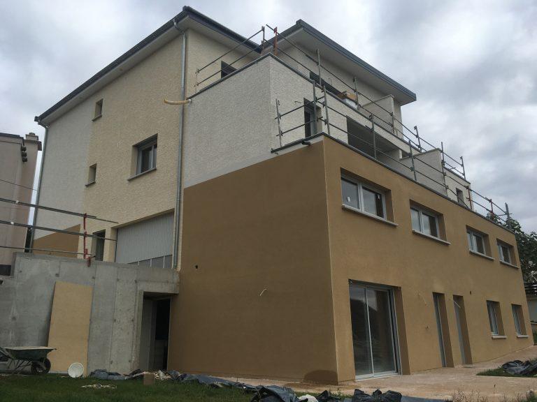 Vue de la face arrière d'un immeuble de 5 logements construits par Seguin maitrise d'œuvre.