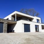 Vue de la facade avant d'une maison individuelle construite par Seguin maitrise d'œuvre.