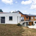 Vue de la facade d'une maison après travaux d'extension et de création d'une terrasse et d'une piscine par Seguin maitrise d'œuvre.