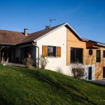 Vue de la facade d'une maison avant travaux d'extension et de création d'une terrasse et d'une piscine par Seguin maitrise d'œuvre.