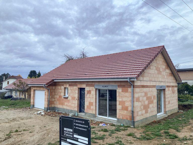 Construction d'une maison individuelle par Seguin maitrise d'œuvre, vue avant la pose du revêtement de la facade.