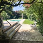 Vue de la terrasse et piscine d'une maison avant travaux de rénovation par Seguin maitrise d'œuvre.