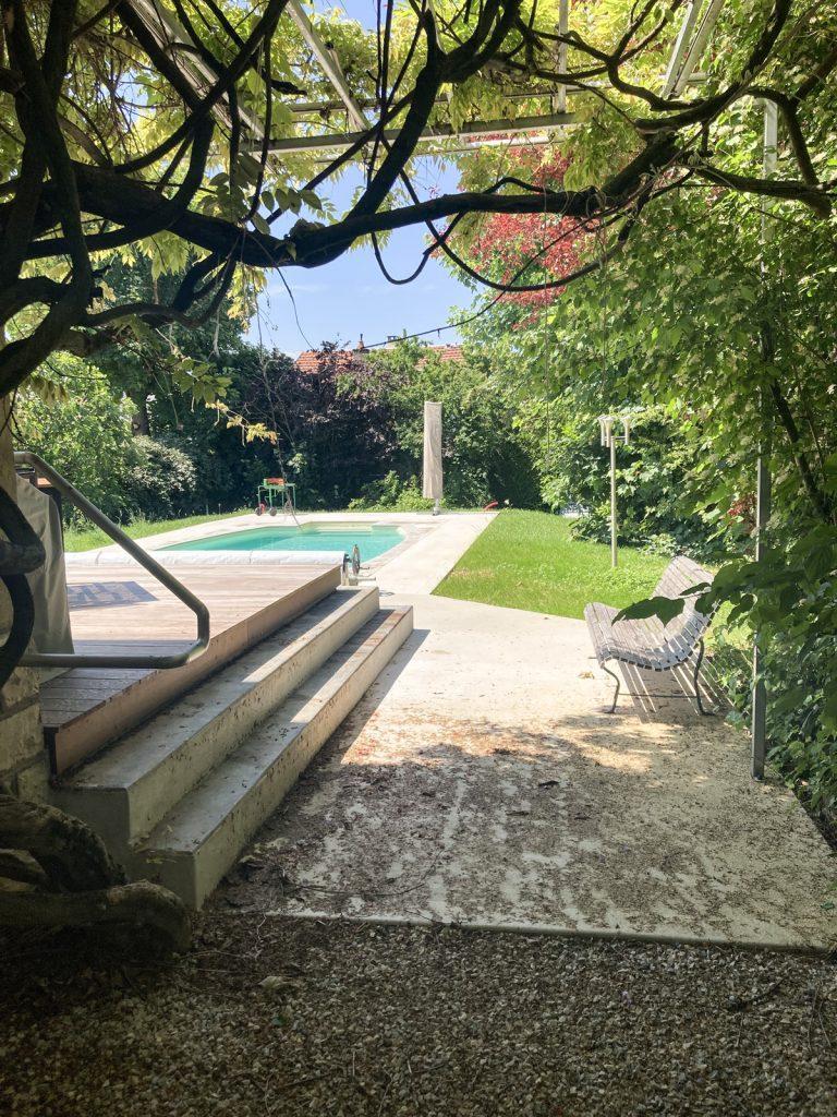 Vue de la terrasse et piscine d'une maison avant travaux de rénovation par Seguin maitrise d'œuvre.