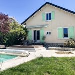 Vue de la terrasse et piscine d'une maison après travaux de rénovation par Seguin maitrise d'œuvre.