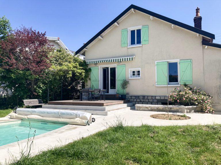 Vue de la terrasse et piscine d'une maison après travaux de rénovation par Seguin maitrise d'œuvre.