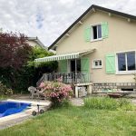 Vue de la terrasse et piscine d'une maison avant travaux de rénovation par Seguin maitrise d'œuvre.