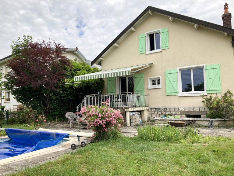Vue de la terrasse et piscine d'une maison avant travaux de rénovation par Seguin maitrise d'œuvre.