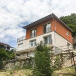 Vue en contrebas d'une maison surélevée par Seguin maitrise d'œuvre.