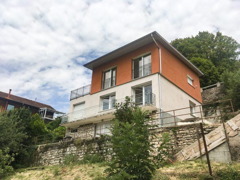 Vue en contrebas d'une maison surélevée par Seguin maitrise d'œuvre.