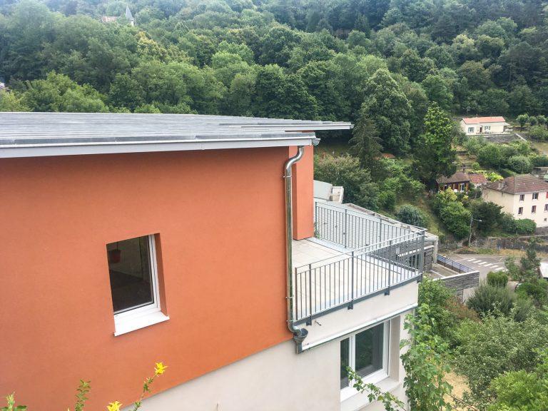 Vue en hauteur du coté d'une maison surélevée par Seguin maitrise d'œuvre.
