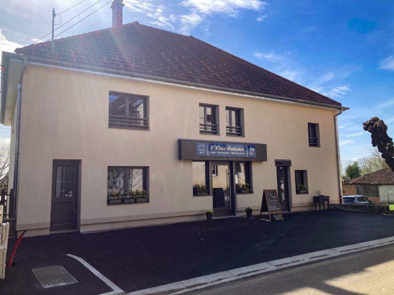 Photo de la facade avant d'une ancienne mairie après sa transformation par Seguin maitrise d'œuvre.