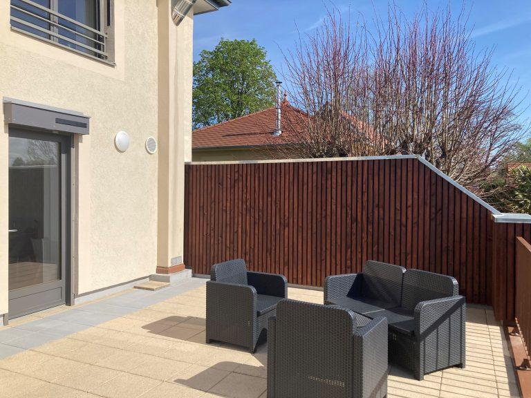 Terrasse du bistrot créé par Seguin maitrise d'œuvre.