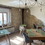 Intérieur de l'ancienne mairie transformée en bistrot par Seguin maitrise d'œuvre, vue de la salle côté droit.