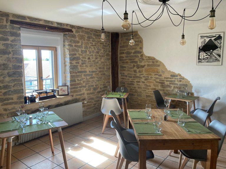 Intérieur de l'ancienne mairie transformée en bistrot par Seguin maitrise d'œuvre, vue de la salle côté droit.