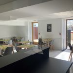Intérieur de l'ancienne mairie transformée en bistrot par Seguin maitrise d'œuvre, vue de la salle.