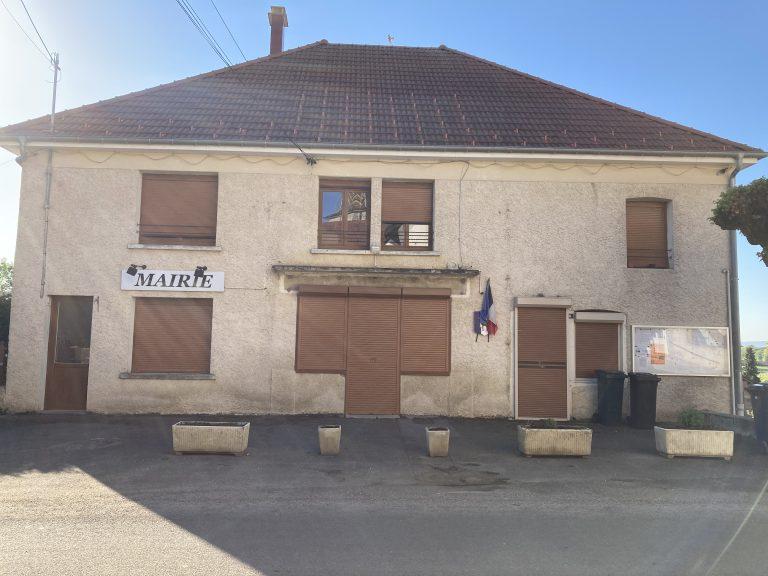 Photo de la facade avant d'une ancienne mairie avant sa transformation par Seguin maitrise d'œuvre.