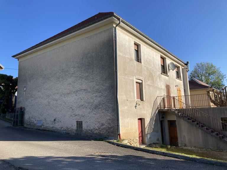 Photo de la facade arrière d'une ancienne mairie avant sa transformation par Seguin maitrise d'œuvre.