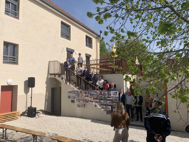 Vue d'une facade d'une ancienne mairie transformée en bistrot et appartement par Seguin maitrise d'œuvre, photo prise le jour de l'inauguration.