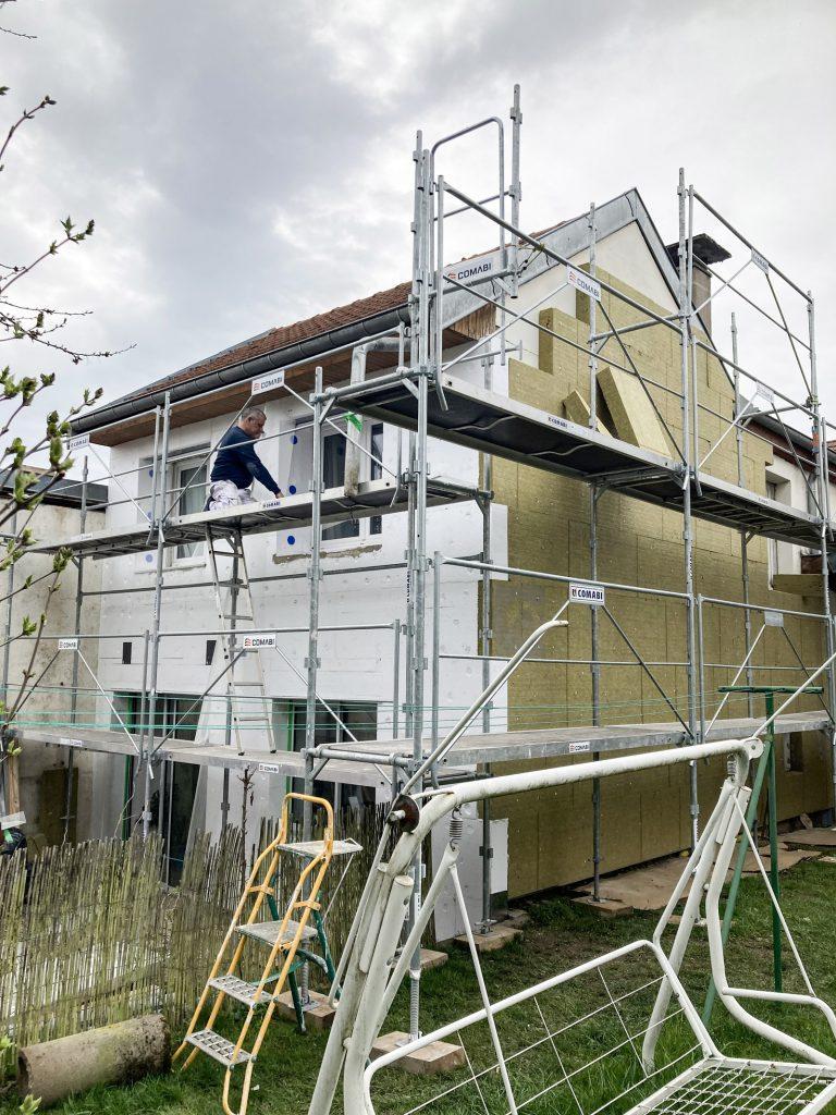 Vue pendant travaux d'isolation extérieure et rénovation énergétique globale d’une maison mitoyenne par Seguin maitrise d'œuvre.