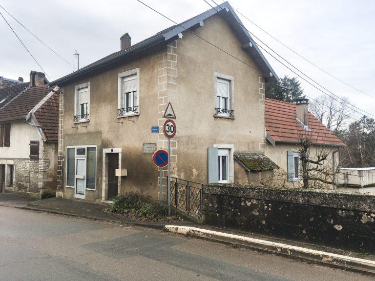 Vue avant travaux, d'une facade de maison rénovée par Seguin maitrise d'œuvre