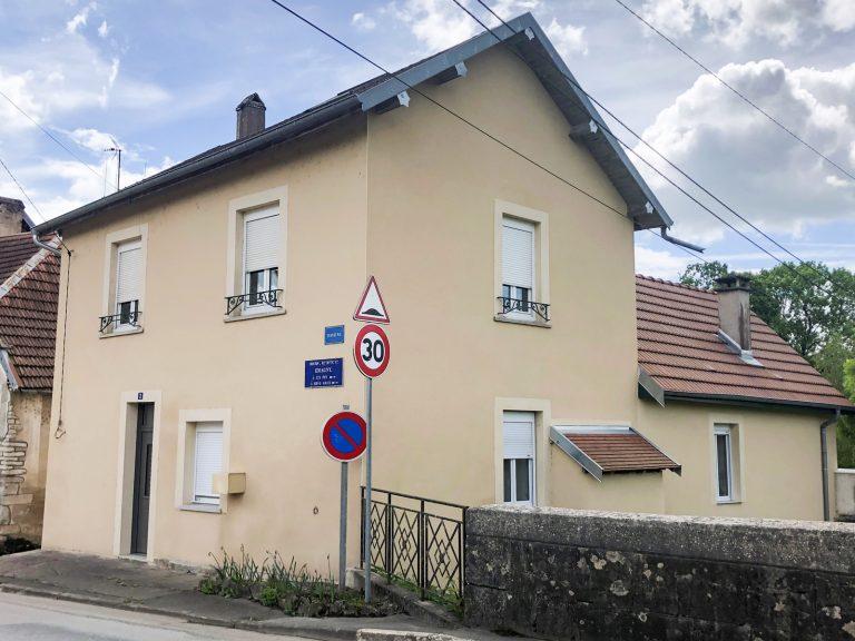 Vue après travaux, d'une facade de maison rénovée par Seguin maitrise d'œuvre