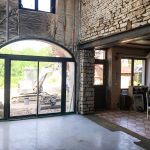 Vue intérieure d’une grange aménagée en logement et rénovation thermique par Seguin maitrise d'œuvre.